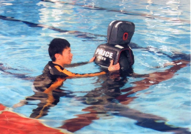 熱海署による津波用ライフジャケットのプール訓練11