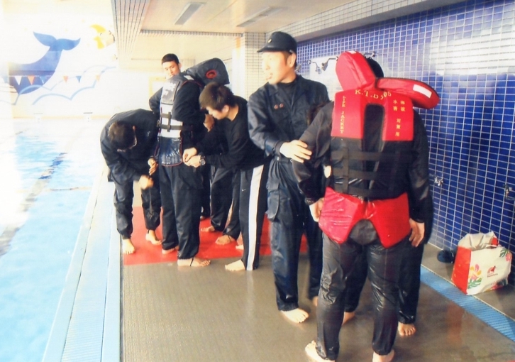 熱海署による津波用ライフジャケットのプール訓練14