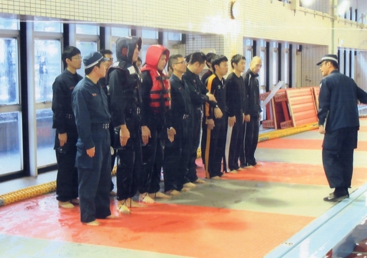 熱海署による津波用ライフジャケットのプール訓練15