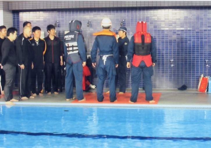 熱海署による津波用ライフジャケットのプール訓練2