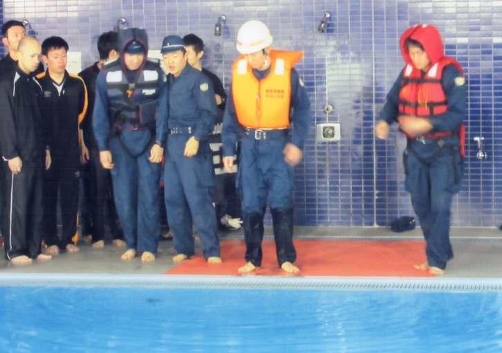 熱海署による津波用ライフジャケットのプール訓練4
