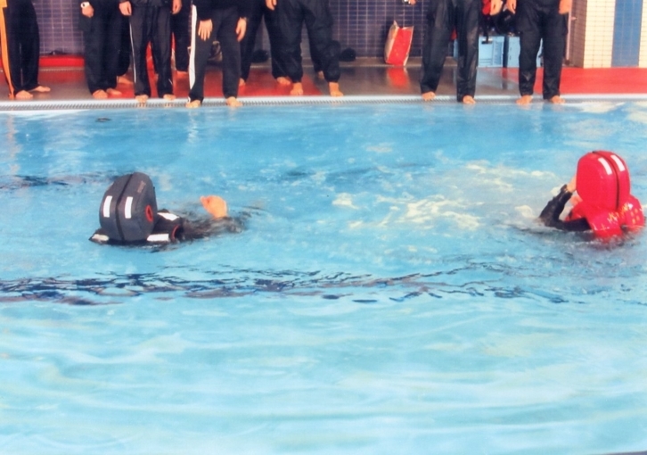 熱海署による津波用ライフジャケットのプール訓練5