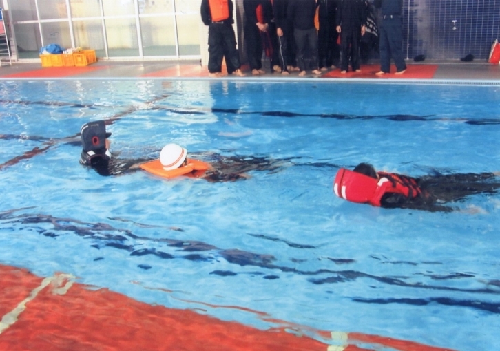 熱海署による津波用ライフジャケットのプール訓練6
