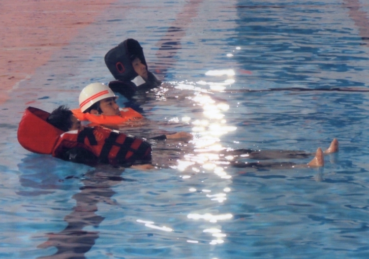 熱海署による津波用ライフジャケットのプール訓練7