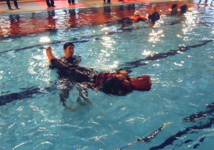 熱海署による津波用ライフジャケットのプール訓練8