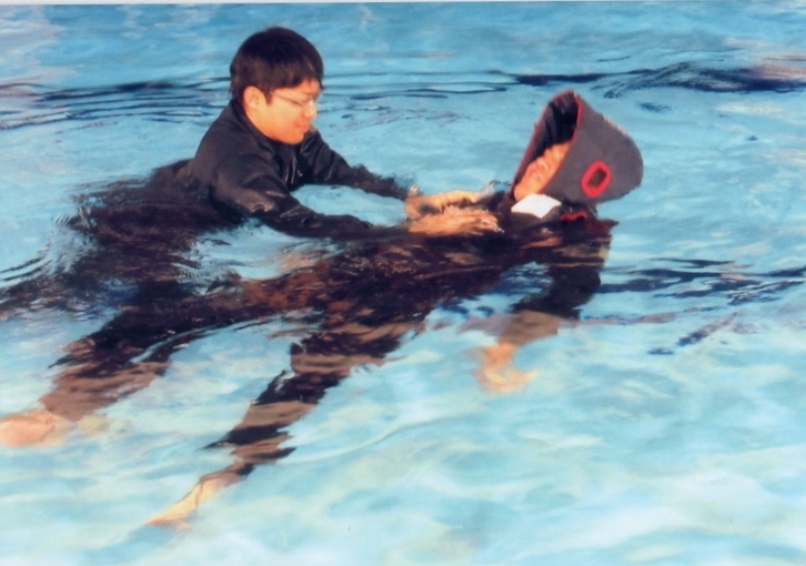熱海署による津波用ライフジャケットのプール訓練9
